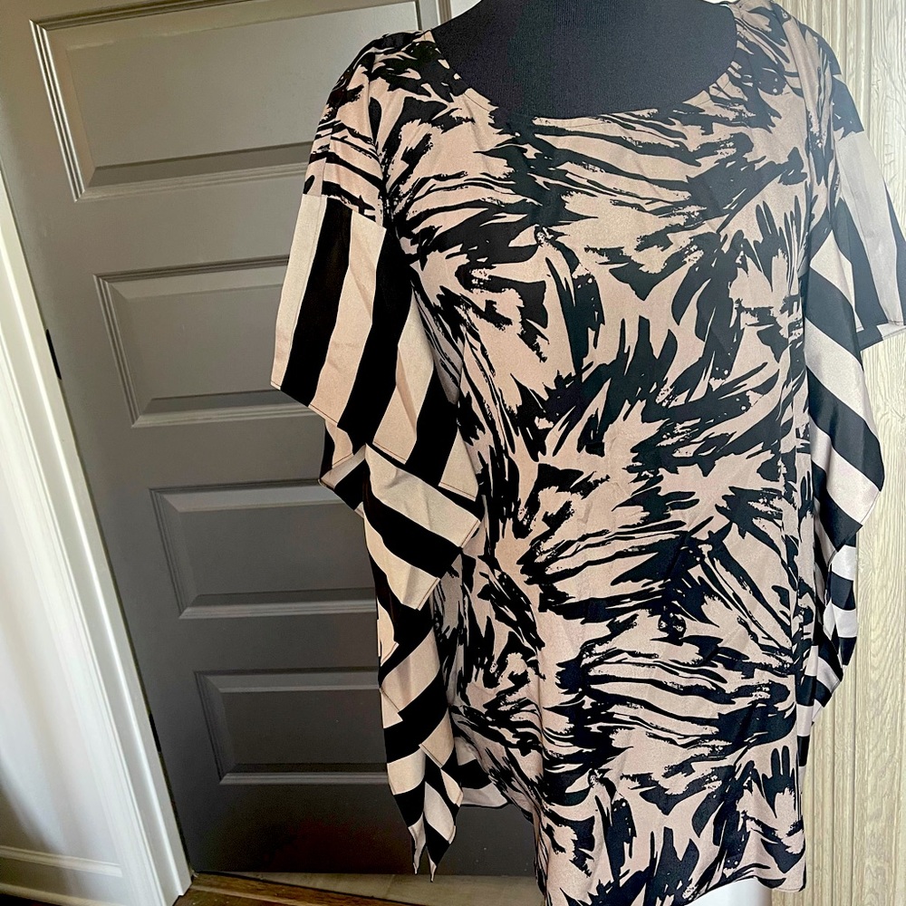 Sophisticated & Sassy! Vince Camuto blouse. Cute with white jeans or skirt. Fun!